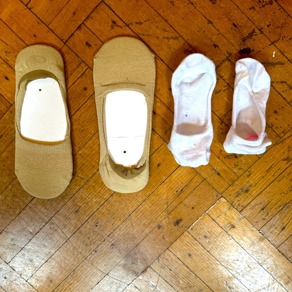 Hanes No-show socks, brand new - sz.9, tan and white